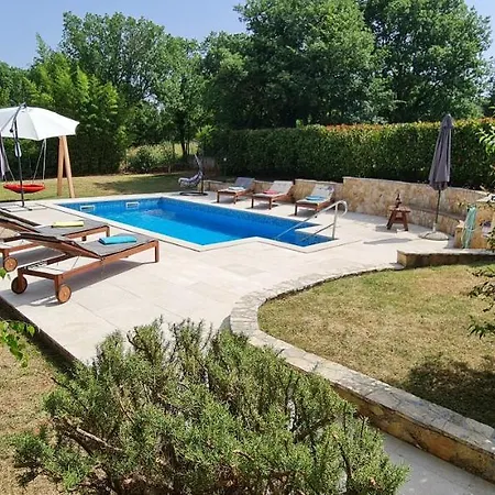 Sunny Garden With Pool Willa