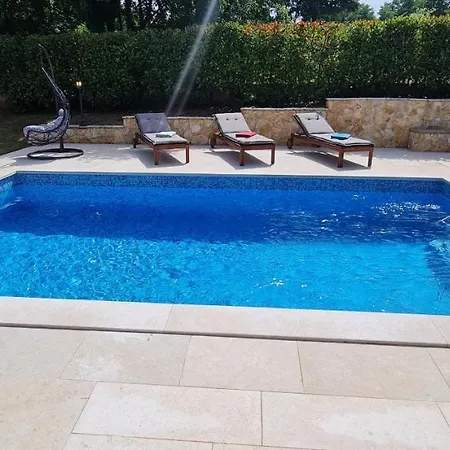 Willa Sunny Garden With Pool Loborika
