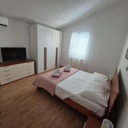 Sunny Garden With Pool Loborika