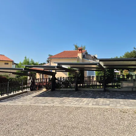 Sunny Garden With Pool *