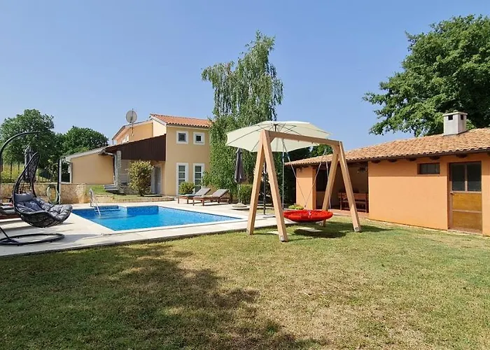 Villa Sunny Garden With Pool