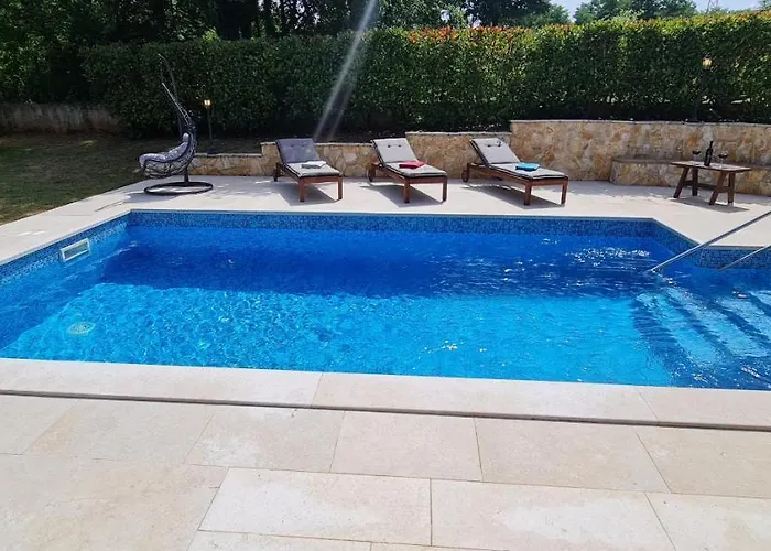 Villa Sunny Garden With Pool Loborika