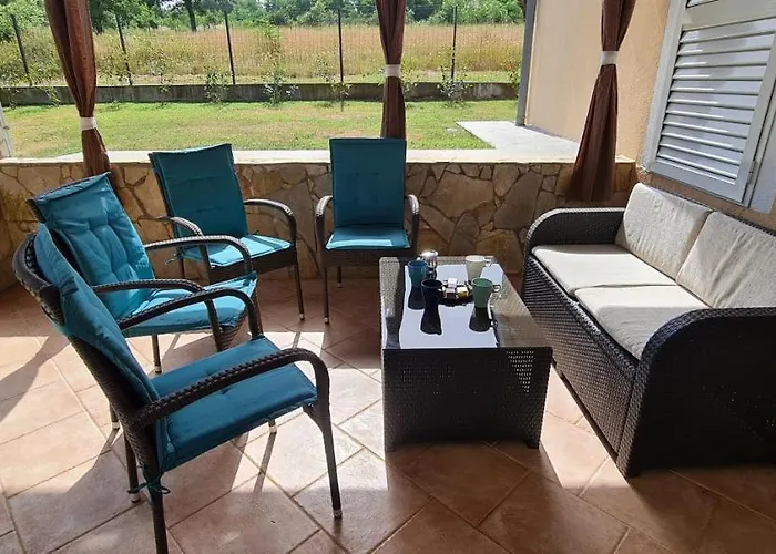 Villa Sunny Garden With Pool