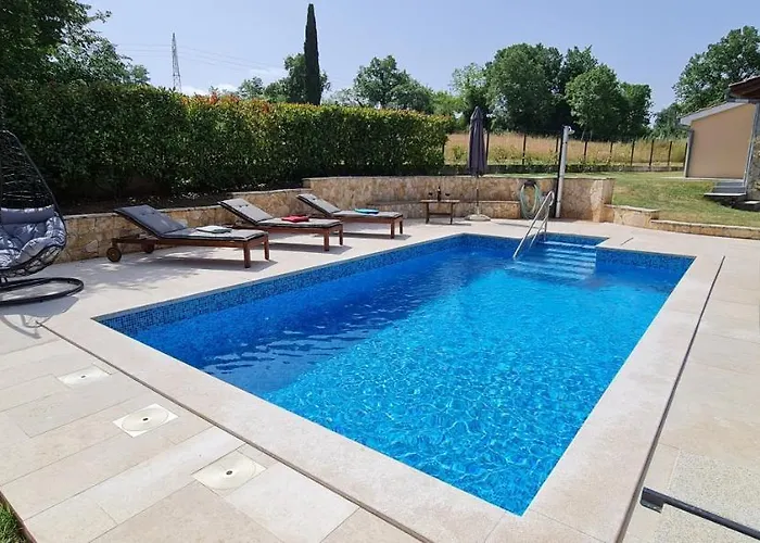 Sunny Garden With Pool Villa *