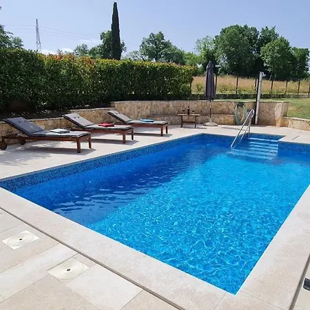 Sunny Garden With Pool Vila *