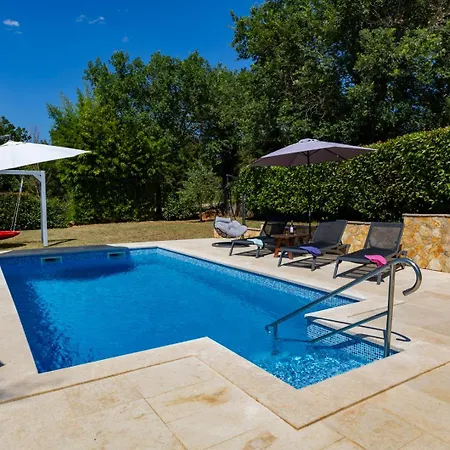 Sunny Garden With Pool Loborika