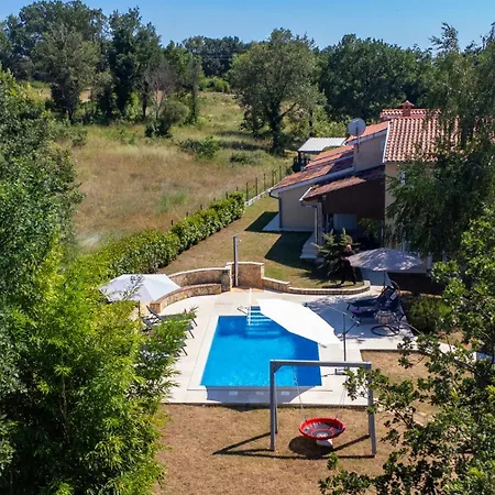 Villa Sunny Garden With Pool