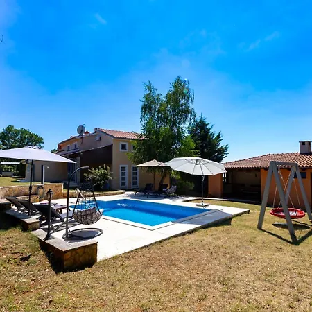 Villa Sunny Garden With Pool