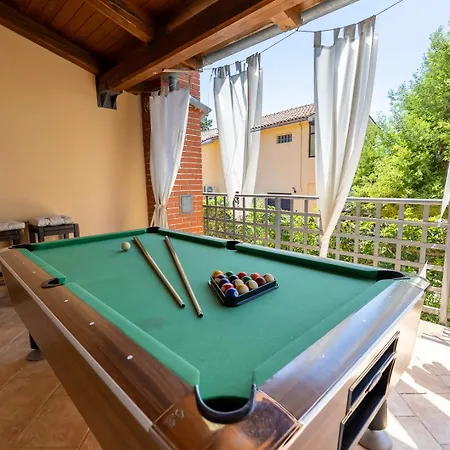 Villa Sunny Garden With Pool Loborika